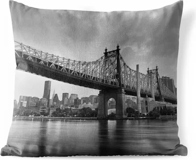 Produktbild von MuchoWow® Outdoor Kissen - Queensboro Bridge schwarz und weiß - 50x50 cm - Wetterfest - Lounge Kissen - Komfortabel - Kissen mit Bild