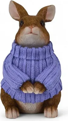 Produktbild von Deko Hase mit Lila Pullover – Sitzende Hasenfigur aus Kunstharz 23,5 cm