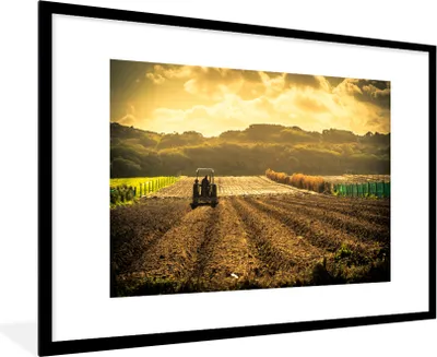 Produktbild von MuchoWow® Gerahmtes Poster Traktor - Bauernhof - Berg 90x60 cm - Poster mit Schwarzem Bilderrahmen Wandposter Rahmen Foto Bilder - Wanddekoration - Fotos