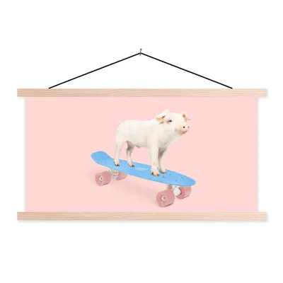 Produktbild von MuchoWow® Textilposter Schwein - Rosa - Skateboard - Blau - Tiere 120x60 cm mit holzfarbenen Rahmen - Klemmleiste