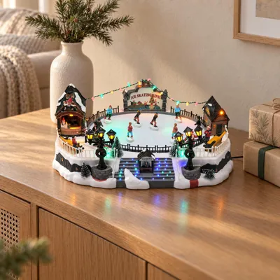 Zdjęcie produktu dla Scenka świąteczna lodowisko z podświetleniem LED i ruchem, 40 x 27,5 x 17 cm