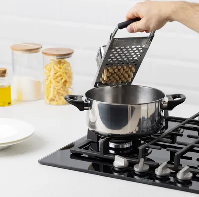 Produktbild von Navaris Spätzlehobel Spätzle Reibe Spätzlepresse Spätzlesieb - aus rostfreiem Edelstahl mit Spätzleschaber - spülmaschinenfest