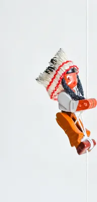 Productafbeelding van Houten speelgoed klimfiguur, Indiaan. Hoogte = 6,5 cm (klimtouw ongeveer 45 cm). Nieuw