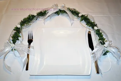Produktbild von Unser schönster Tag Tischdekoration Kommunion & Konfirmation Ehrenplatz Vintage 80 cm, edel verziert mit Schleifen, Spitze & Röschen TD0090