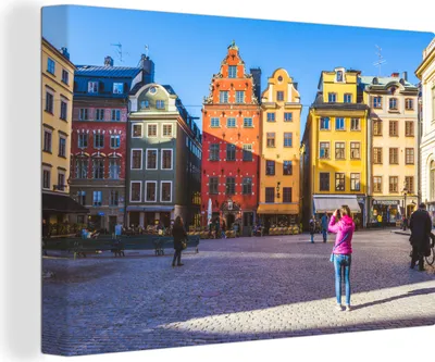 Produktbild von MuchoWow® - Leinwandbilder - Tourist in bunten skandinavischen Häusern, Wandbild, Wanddeko Bilder Wohnzimmer, 60x40cm