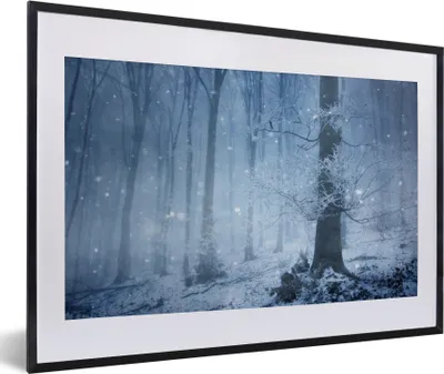 Produktbild von MuchoWow® Gerahmtes Poster Wald - Winter - Schnee 60x40 cm - Poster mit Schwarzem Bilderrahmen Wandposter Rahmen Foto Bilder - Schlafzimmer - Plakat in Rahmen - Drucken