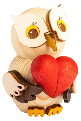 Eine niedliche Holzfigur in Form einer Eule hält ein rotes Herz in ihren Flügeln und strahlt mit großen gelben Augen eine liebevolle und verspielte Atmosphäre aus