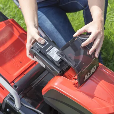 Produktbild von AL-KO Akku-Rasenmäher 42.9 Li SP 36 V (Li-Ion Akku 40 V / 4 Ah, 42 cm, Radantrieb, Stahlblechgehäuse, inkl. Akku und Ladegerät, zentrale Schnitthöhenverstellung, für Rasenfläche bis 400 m²)