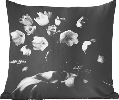 Produktbild von MuchoWow® Zierkissen Sofakissen Wohnzimmer Dekokissen 50x50 cm Stilleben - Blumen - Schwarz und weiß - Komfort - Sofakissen