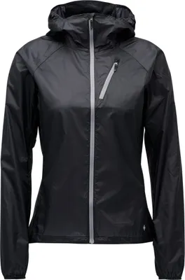 Schwarze Softshelljacke "W Distance Wind Shell" von Black Diamond mit Kapuze und Reißverschluss.
