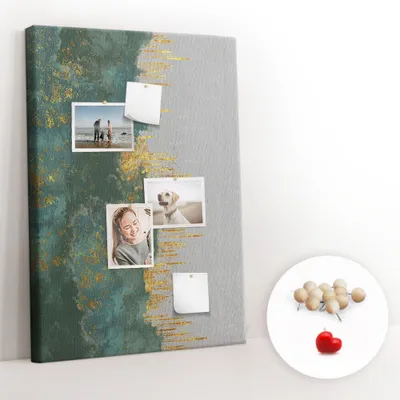 Imagen del producto de Tablero de corcho con chinchetas - Tablero con chinchetas para fotografías y notas - 70x100 cm - 100 chinchetas de madera - Diseño decorativo
