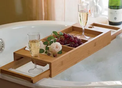 Produktbild von Decopatent® Universal verstellbare Badewannenablage von 53 -> 90 cm - Ausgestattet mit Buchhalter - Tablet-Halter - Bambus Holz