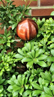 Produktbild von Rosenkugel 10 cm Edelstahl rot matt gebürstet mit Stab 80 cm Beetstecker