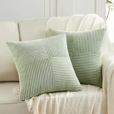 Produktbild von Set mit 2 salbeigrünen Kissenbezügen, 80 x 80 cm. Weiche, moderne und dekorative Kissenbezüge für Sofa, Schlafzimmer, Wohnzimmer und Bett.