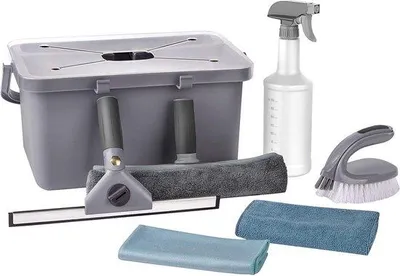 Image de Kit de nettoyage ménager comprenant une raclette, des chiffons en microfibre et un vaporisateur