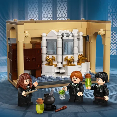 Produktbild von LEGO 76386 Harry Potter Hogwarts: Misslungener Vielsaft-Trank Set zum 20. Jubiläum mit Harry als goldene Minifigur, Fanartikel