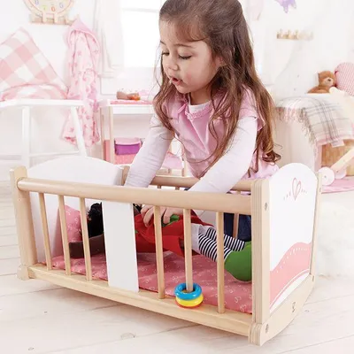 Produktbild von Hape Puppenwiege Holzspielzeug Wiege für Babypuppe weiß rosa