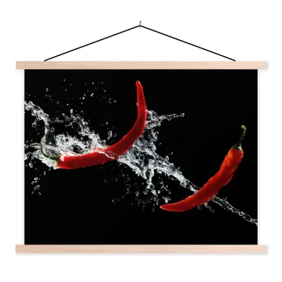 Produktbild von MuchoWow® Textilposter Chilischote - Stilleben - Wasser - Schwarz - Rot 120x90 cm mit holzfarbenen Rahmen - Magnetisch