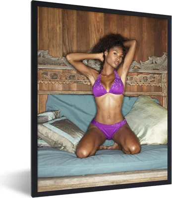 Produktbild von MuchoWow® MuchoWow® Gerahmtes Poster Junge Frau posiert für die Kamera in einem lila Bikini 30x40 cm - Poster mit zchwarzem Bilderrahmen - Wanddeko - Kunstdrucke