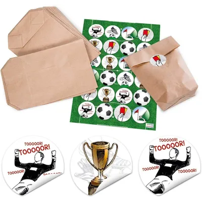 Produktbild von Logbuch-Verlag 12 Papiertüten 14 x 22 x 5,6 cm + Fußballklammer Aufkleber Mitgebsel Give-Away Kindergeburtstag Junge Fußballparty Fußball Deko Geschenk Fußballfans24 Tüten 14 x 22 cm mit Fußball Sticker rund