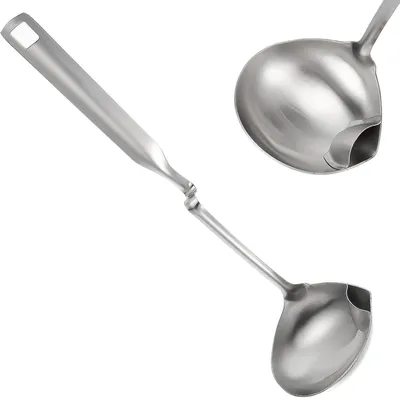 Produktbild von Ölabscheider-Schöpfkelle aus Edelstahl mit Filteröffnungen und langem Griff für Hotpot und Suppen, mit Aufhängeöffnung