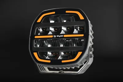 Produktbild von SKYLED MOAI 7X Black LED Fernscheinwerfer Rund 7 Zoll, 136W Combo Beam, Schwarzes Gehäuse, Positionslicht Weiß/Amber, ECE R149 Ref. 45 & Offroad Boost, Zusatzleuchte 12V 24V LKW SUV