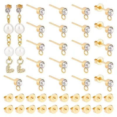 Produktbild von 30 Stück 18K vergoldete Ohrstecker mit Strasssteinen, goldene Ohrringe aus Edelstahl mit Kristallen und 30 Stück 304 Edelstahl-Ohrmuttern zur Schmuckherstellung