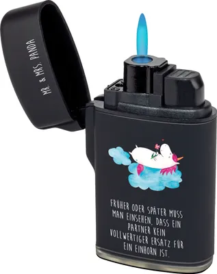 Produktbild von Mr. & Mrs. Panda Feuerzeug Einhorn Verliebt - Schwarz - Geschenk, zigarettenanzünder, Freundin, Feuerzeuge, sturmfeuerzeug, Gasfeuerzeug, Unicorn, Einhörner, Liebe