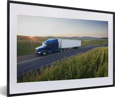 Produktbild von MuchoWow® MuchoWow® Gerahmtes Poster Lkw-Fahren in einer grünen Umgebung 60x40 cm - Poster mit zchwarzem Bilderrahmen - Schlafzimmer - Plakat in Rahmen - Drucken