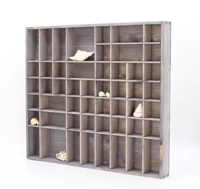 Zdjęcie produktu dla Woodweaver Drewniany organizer na drobiazgi | Półka na bibeloty | Drewniane pudełko z 51 przegródkami 52x46x5cm | Szara witryna wisząca na figurki