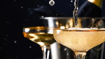 Produktbild von Jochen Schweizer Schaumwein Tasting München; Erlebnis verschenken oder selbst erleben;  Gutschein gültig für 1 Person Gruppengröße: 4-8 Personen