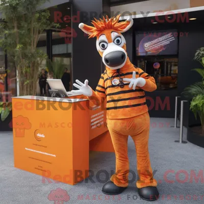 Produktbild von Maskottchen REDBROKOLY eines orangefarbenen Zebras mit Röhrenjeans und Schlüsselanhängern