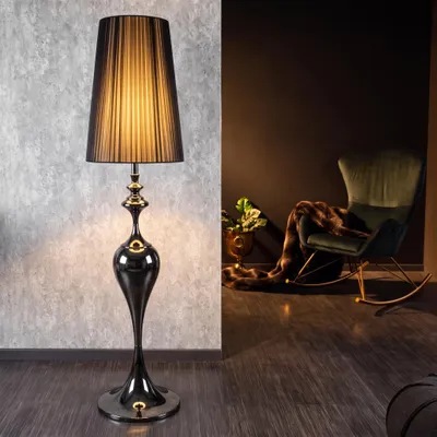 Produktbild von cagü: Design Stehlampe SCARLET Schwarz mit Standfuß aus Schwarz glänzendem Metall 160cm Höhe
