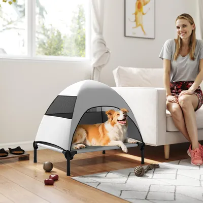 Produktbild von SUGIFT Erhöhtes Hundebett, Hundeliege mit Dach für Draußen, Outdoor, 18cm Bodenhöhe, Atmungsaktiv | Hellgrau | Bis 20kg | 76x61x71cm