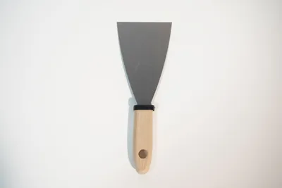 Produktbild von A.S. Création Spachtel Malerspachtel mit Holzgriff aus Edelstahl - zum Tapeten entfernen und Renovieren - silberfarben - 8cm breit - 909011