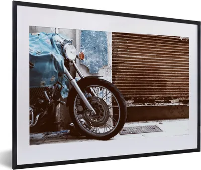 Produktbild von MuchoWow® MuchoWow® Gerahmtes Poster Ein geparktes Motorrad mit einem rostigen Garagentor 60x40 cm - Poster mit zchwarzem Bilderrahmen - Schlafzimmer - Plakat in Rahmen - Drucken