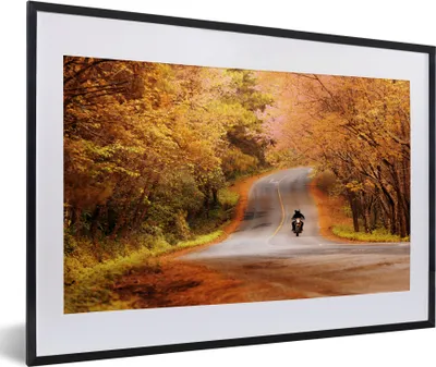 Produktbild von MuchoWow® MuchoWow® Gerahmtes Poster Motorrad zwischen Herbstbäumen 60x40 cm - Poster mit zchwarzem Bilderrahmen - Schlafzimmer - Plakat in Rahmen - Drucken