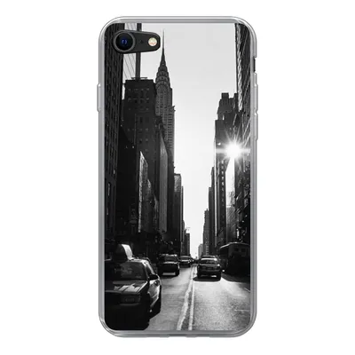 Produktbild von MuchoWow® Handyhülle Schutzhülle Hülle für iPhone 8 Eine ruhige Straße in New York in Schwarz und Weiß Silikon Softcase Handy Hülle - Schutzhaube