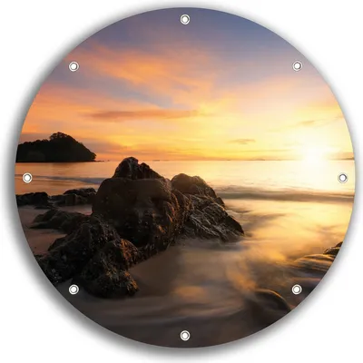 Produktbild von Wallario rundes Outdoor-Poster für Garten oder Balkon, Motiv Sonne über dem Meer mit Felsenlandschaft, 30 cm Durchmesser