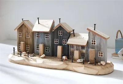 Produktbild von Dekoobjekt "Strandpromenade" aus Holz, Häuser mit Muscheln, Steinen und Sand, maritme Sommerdeko, Holzdeko