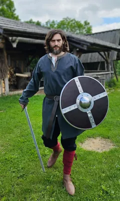 Produktbild von Klassische Wikinger Tunika blau mit Knotenmuster "Hakon", langarm S