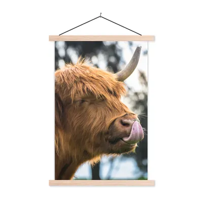 Produktbild von MuchoWow® Textilposter Schottischer Highlander - Nase - Baum 40x60 cm mit holzfarbenen Rahmen - Poster