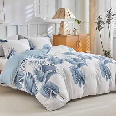 Produktbild von Unyqoos® Bettwäsche-Set 200x200 cm – Microfaser, blaues Palmblattmuster auf Weiß, 2x 80x80 cm Kissenhüllen, Reißverschluss & Eckbänder