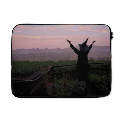 Produktbild von MuchoWow® Laptop Hülle 13 Zoll Unheimliche Hexe, die die Aussicht beobachtet Laptoptasche - Laptophülle - Sleeve - Rundumschutz