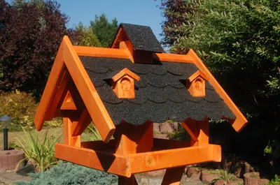 Produktbild von Vogelhaus V19 dunkel mit Bitumenschindeln und mit Solarbeleuchtung