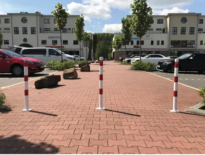Produktbild von Schake Absperrpfosten aus Stahlrohr verzinkt Ø42x2,5mm weiß mit rot reflektierenden Leuchtstreifen und aufgeschweißter Stahlkappe 900mm Überflur für Dübelbefestigung 100x150mm 2 Ösen