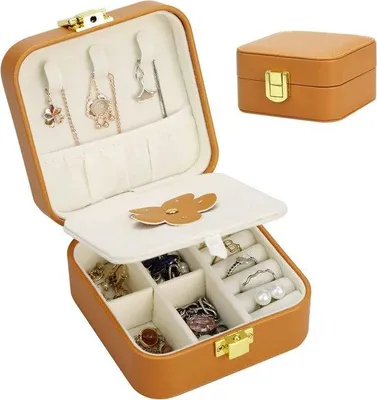 Imagen del producto de Caja de joyería de viaje Unyqoos® fabricada en cuero sintético de poliuretano, de 10x10x5 cm, con espejo, cajetín para anillos, bandeja para pendientes y separadores extraíbles. Ideal como regalo para niñas y mujeres