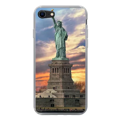Produktbild von MuchoWow® Handyhülle Schutzhülle Hülle für iPhone SE 2022 Freiheitsstatue in New York bei Sonnenuntergang Silikon Softcase Handy Hülle - Schutzhülle