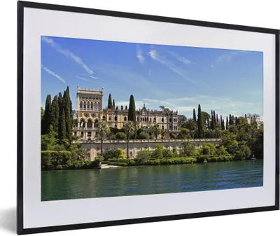 Produktbild von MuchoWow® Gerahmtes Poster Gardasee - Wasser - Haus 60x40 cm - Poster mit Schwarzem Bilderrahmen Wandposter Rahmen Foto Bilder - Schlafzimmer - Plakat in Rahmen - Drucken