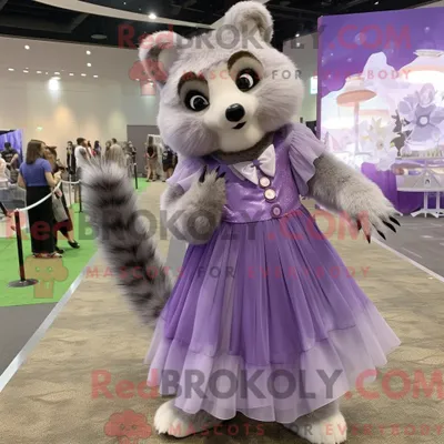 Produktbild von Maskottchenfigur REDBROKOLY eines Lavendel-Waschbären mit Ballkleid und Anstecknadeln